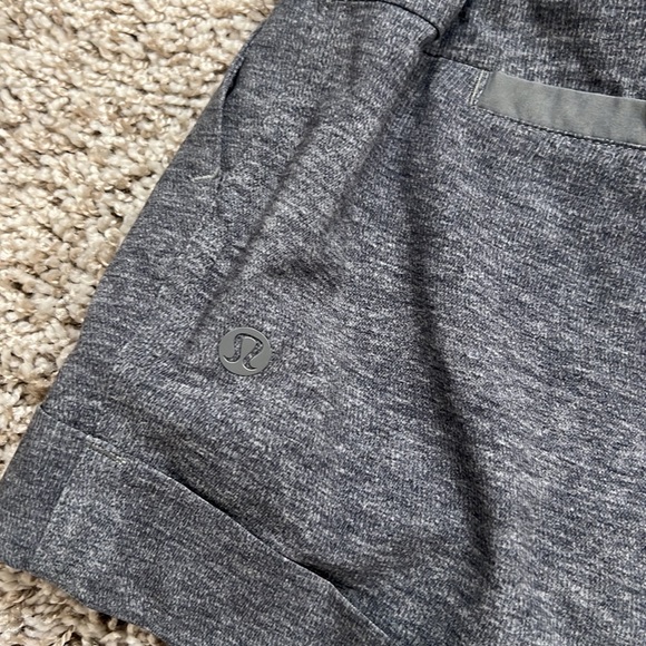 Lululemon shorts size 6 in charcoal gray - Picture 3 of 4